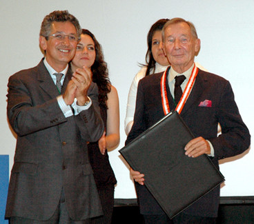 México City (México) - Past Icograda President and Lifetime Friend, Mr. Giancarlo Iliprandi from Milano, Italy, has received the An?huac in Design Medal from the School of Design at the An?huac University in Mexico City, Mexico.
