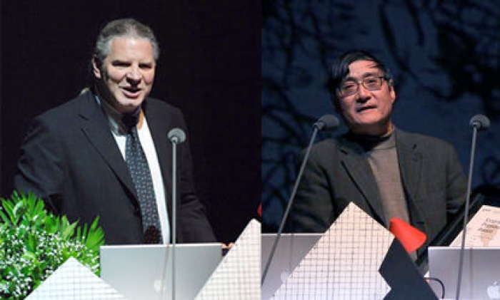 Montreal (Canada) - On 26 October, as part of the opening ceremonies of Xin: Icograda World Design Congress 2009,  Don Ryun Chang honoured Pan Gongkai (China) and Robert L. Peters (Canada) with the 2009 President's Award.